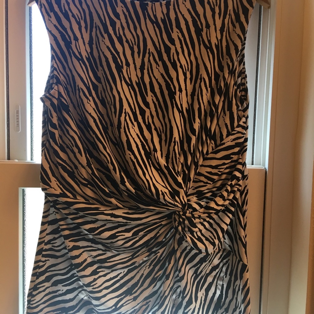 Chaus classic Sleeveless black/ white modern Women’s polyester blouse- medium